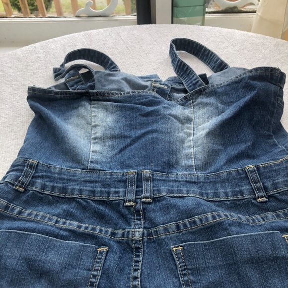 Bluenotes size 32 jumper/overall shorts. Button up front, pockets , belt holders - Picture 6 of 9